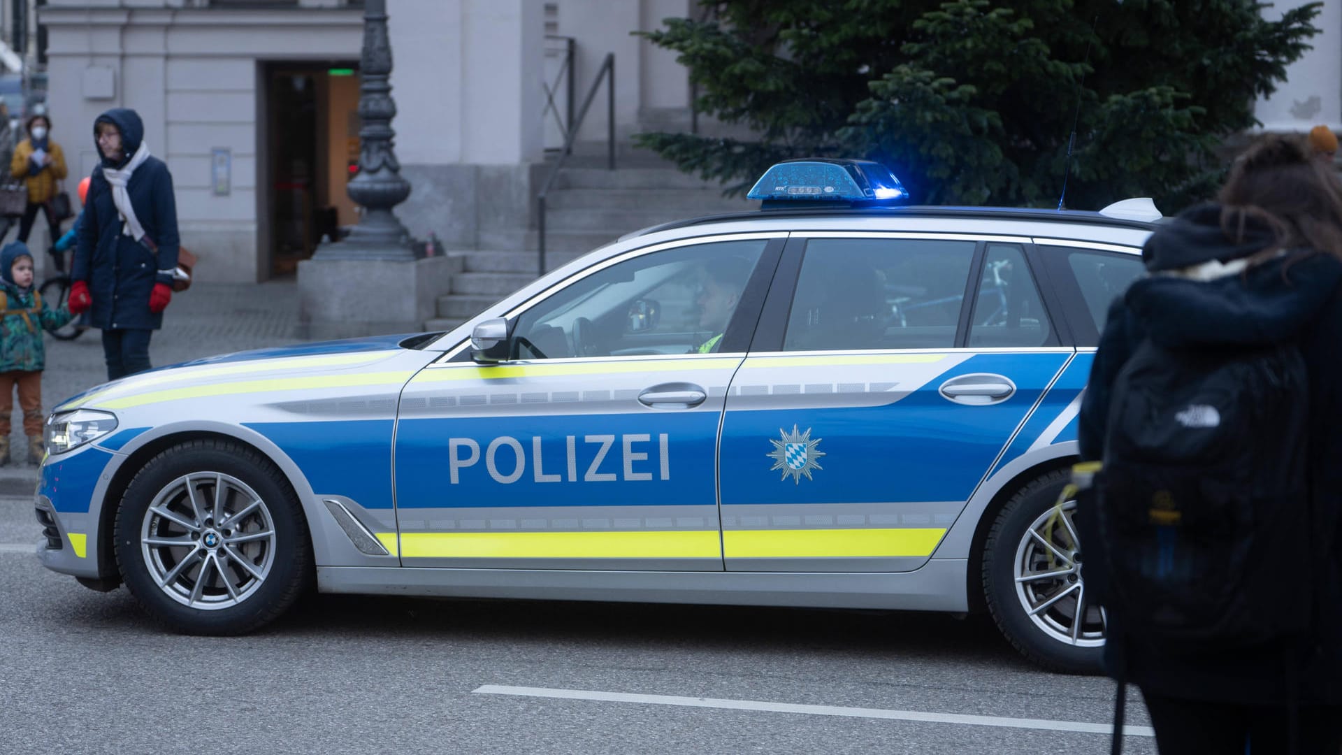 Ein Polizeiwagen im Einsatz in München (Symbolbild): Rund drei Wochen nach einer Vergewaltigung haben Ermittler einen Verdächtigen verhaftet. Ein Polizeiwagen im Einsatz in München (Symbolbild): Rund drei Wochen nach einer Vergewaltigung haben Ermittler einen Verdächtigen verhaftet.