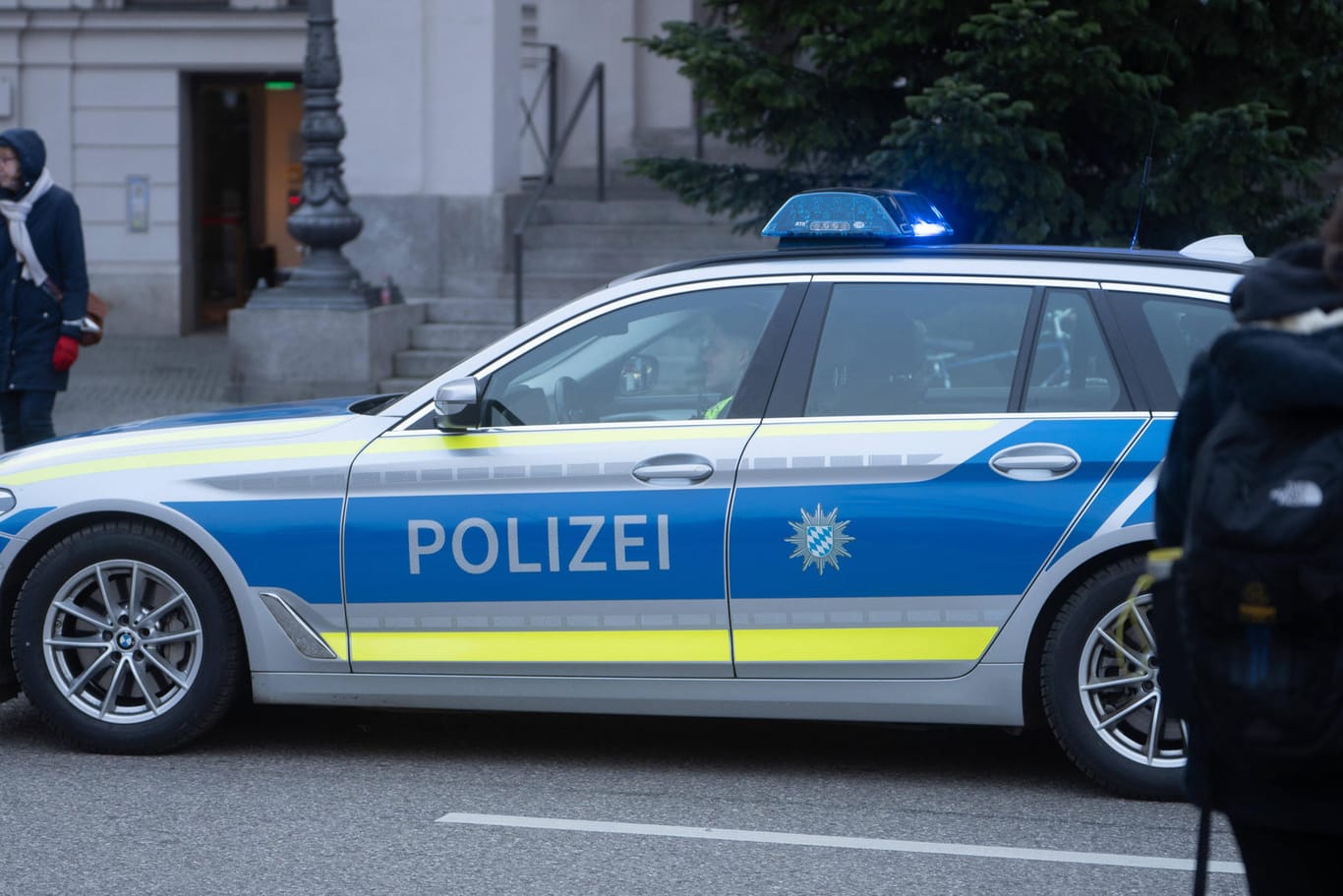 Ein Polizeiwagen im Einsatz in München (Symbolbild): Rund drei Wochen nach einer Vergewaltigung haben Ermittler einen Verdächtigen verhaftet.