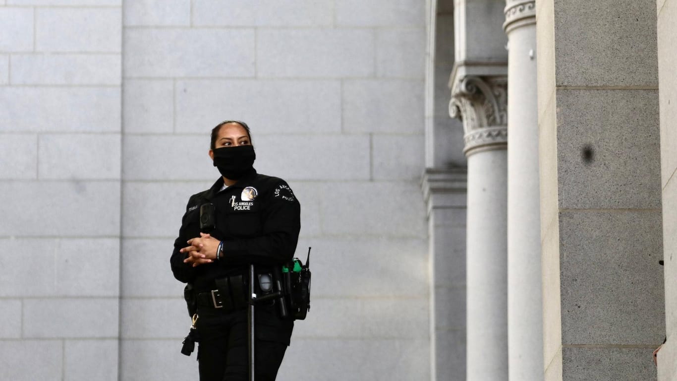Polizistin in Los Angeles (Symbolbild): Bei einem Polizeieinsatz ist eine 14-Jährige getötet worden.
