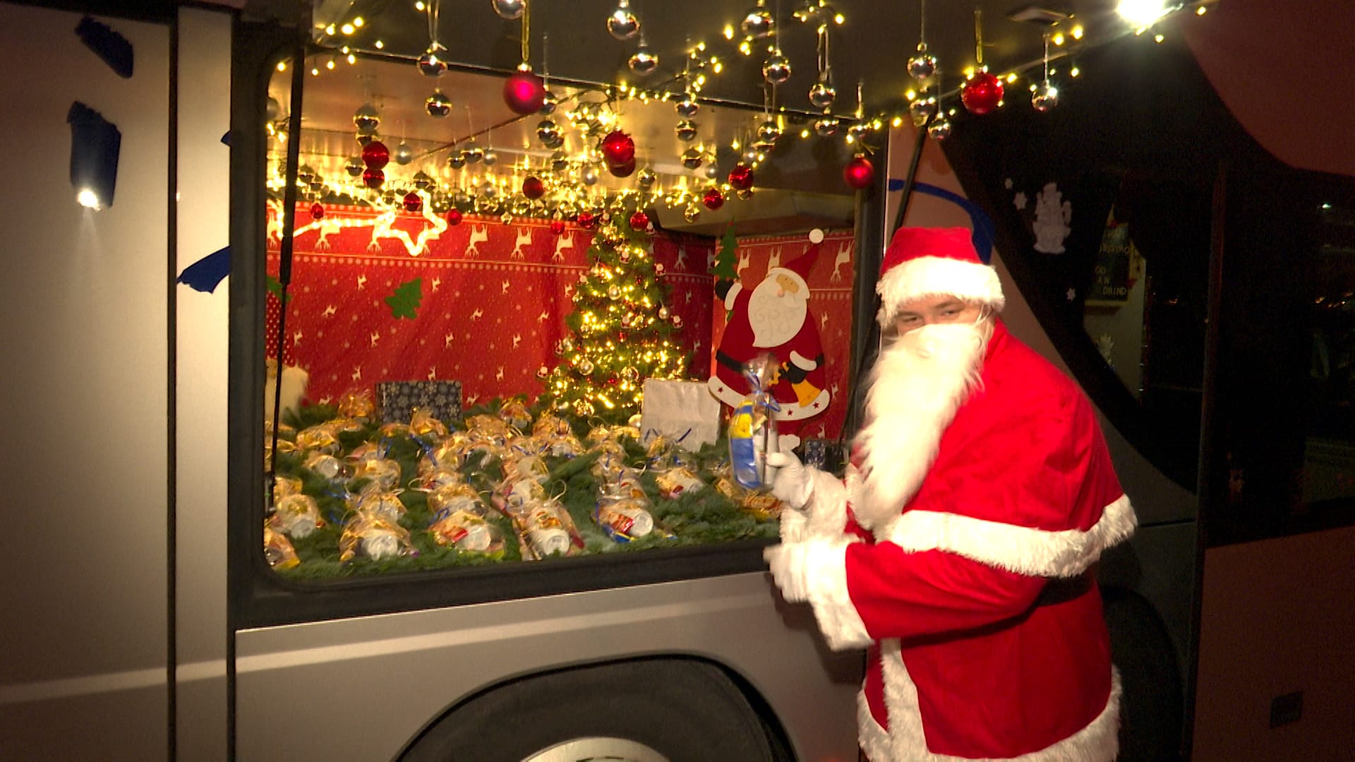 Der weihnachtliche Doppeldecker ist mit Kugeln und Lichterketten geschmückt: "Santa Sascha" beschenkte am Tag vor Heiligabend 200 Kinder.