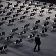 Leere Stühle bei einer Hauptversammlung (Symbolbild): Die jährlichen Aktionärstreffen finden wegen der Pandemie weitgehend online statt.