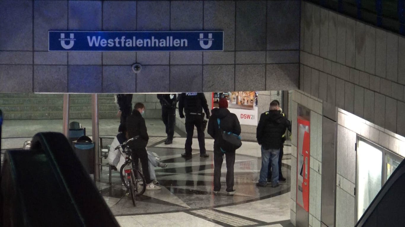 Polizeieinsatz am U-Bahnhof Westfalenhalle: In Dortmund kam es in der Nacht zu Heiligabend zu Randalen und anschließenden Angriffen gegen Polizeikräfte.
