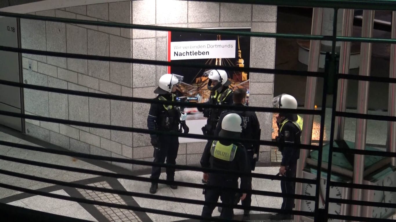 Mit Helmen geschützt betraten zur Verstärkung angefordete Polizisten den Bahnhof: Wenig später konnten die Tatverdächtigen gefasst werden.