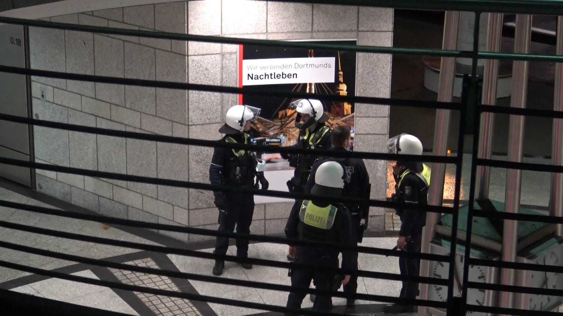 Mit Helmen geschützt betraten zur Verstärkung angefordete Polizisten den Bahnhof: Wenig später konnten die Tatverdächtigen gefasst werden.