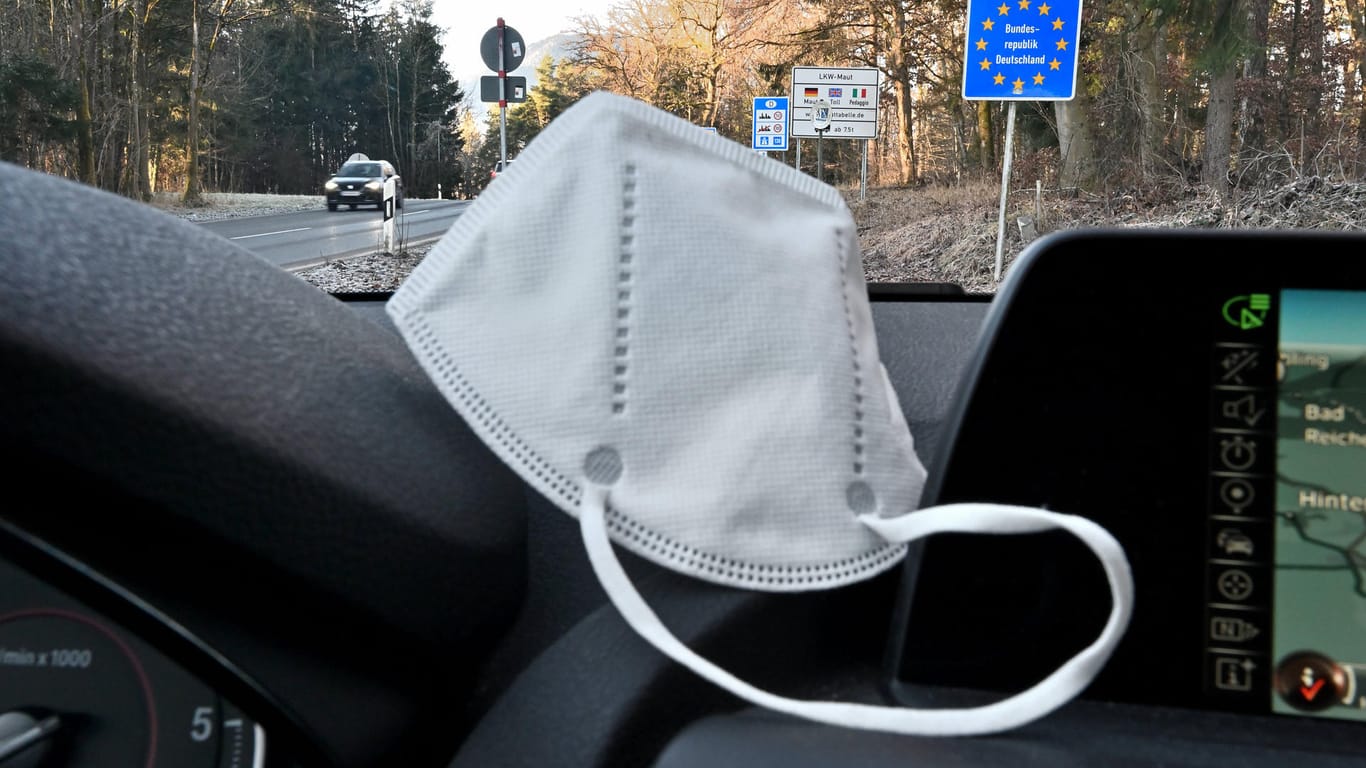 Grenzschild Bundesrepublik Deutschland mit FFP2-Maske: In den Gebieten gibt es einen Impfbetrugs-Tourismus.