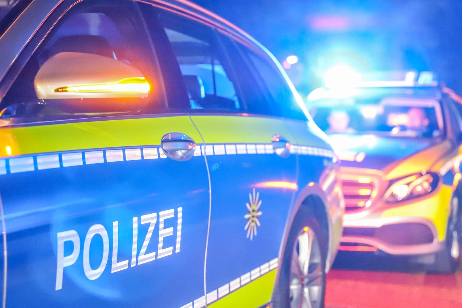 Polizeiautos im Einsatz (Symbolbild): Bei der Verfolgungsjagd rammte der Autodieb rückwärts einen Polizeiwagen.