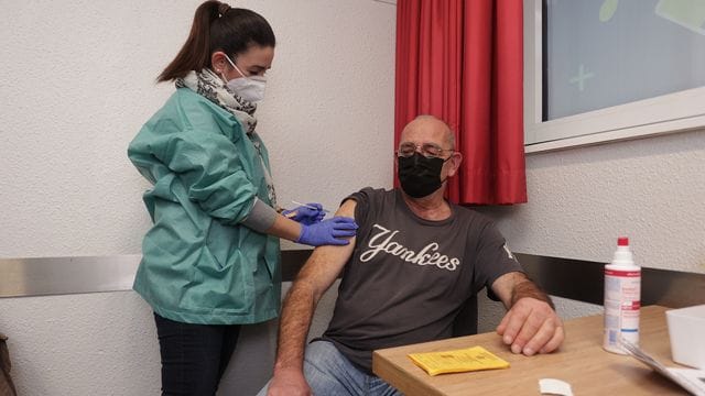 Arzt startet 81 Stunden langen Impfmarathon Arzt startet 81 Stunden langen Impfmarathon