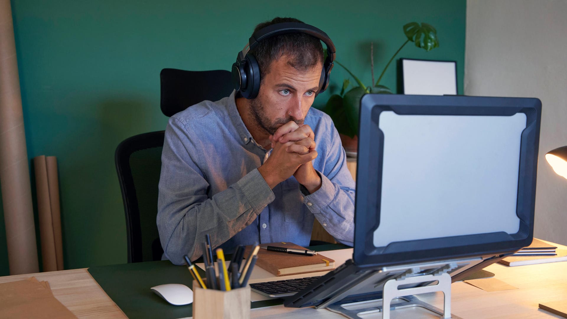 Ein Mann arbeitet im Homeoffice (Symbolbild): Arbeitnehmer, die das nicht anbieten, sortieren Bewerber oft gleich aus.