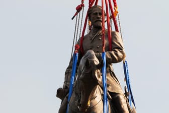 Statue of Confederate General Robert E. Lee removed in Richmond