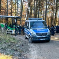 Polizisten und Einsatzfahrzeuge stehen in einem Waldstück: Ein Waldarbeiter hatte dort einen Knochen gefunden. Er gehörte zu Engelbrecht.
