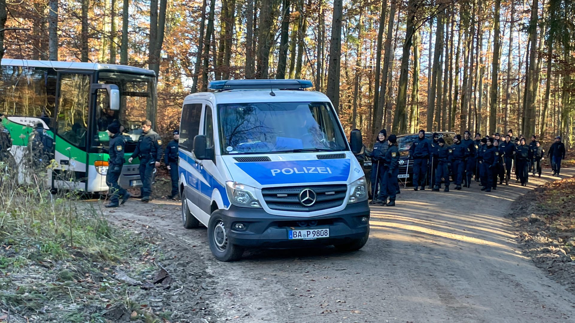 Polizisten und Einsatzfahrzeuge stehen in einem Waldstück: Ein Waldarbeiter hatte dort einen Knochen gefunden. Er gehörte zu Engelbrecht. Polizisten und Einsatzfahrzeuge stehen in einem Waldstück: Ein Waldarbeiter hatte dort einen Knochen gefunden. Er gehörte zu Engelbrecht.