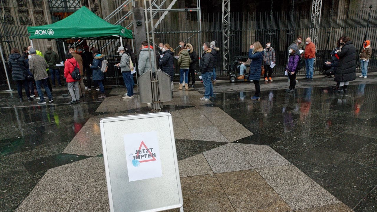 Vor dem Kölner Dom warten zahlreiche Menschen auf eine Impfung. Vor dem Kölner Dom warten zahlreiche Menschen auf eine Impfung.