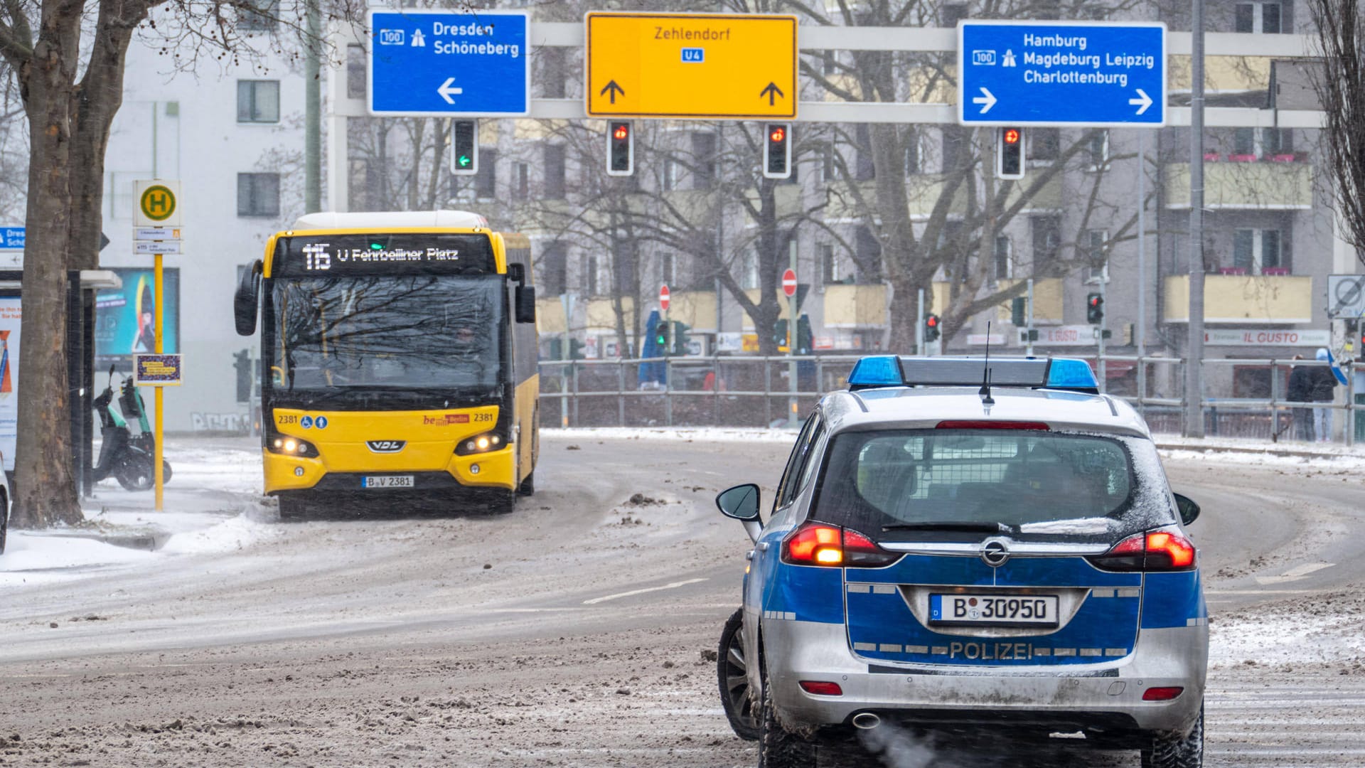 Ein Streifenwagen und ein BVG-Bus (Archivbild): Der Staatsschutz ermittelt nach einer rassistischen Attacke.