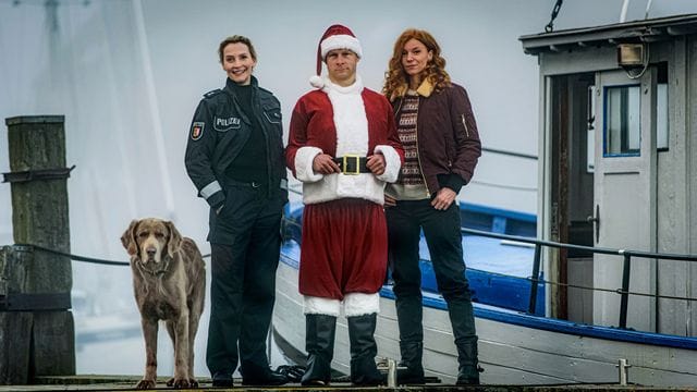 Polizistin Hannah Wagner (l-r, Jana Klinge), Tierarzt Hauke Jacobs (Hinnerk Schönemann) und Tierarzthelferin Jule Christiansen (Marleen Lohse).