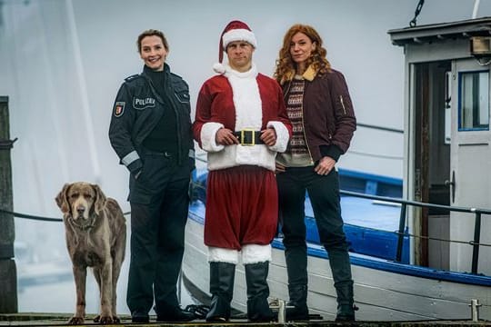 Polizistin Hannah Wagner (l-r, Jana Klinge), Tierarzt Hauke Jacobs (Hinnerk Schönemann) und Tierarzthelferin Jule Christiansen (Marleen Lohse).