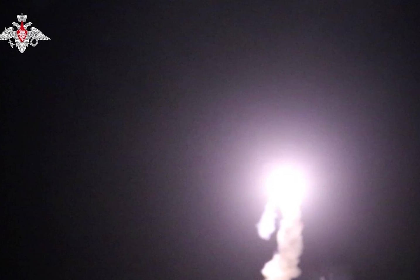 Eine russische Zirkon-Hyperschall-Rakete nach dem Start: Erstmals verliefen die Tests erfolgreich.