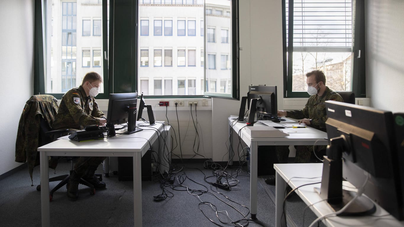 Soldaten der Bundeswehr arbeiten in einem Gesundheitsamt an der Kontakt-Nachverfolgung (Archivbild).
