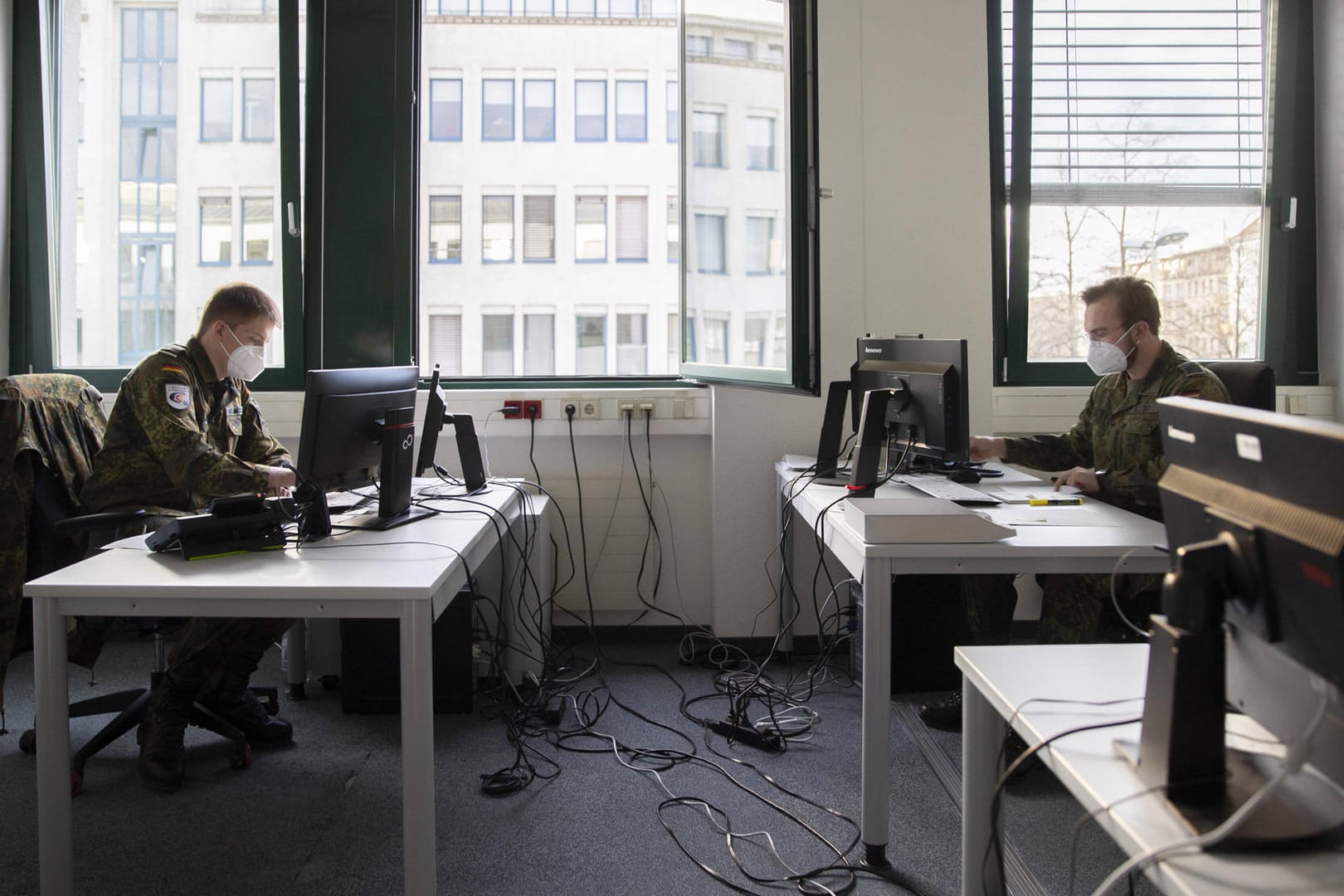 Soldaten der Bundeswehr arbeiten in einem Gesundheitsamt an der Kontakt-Nachverfolgung (Archivbild).