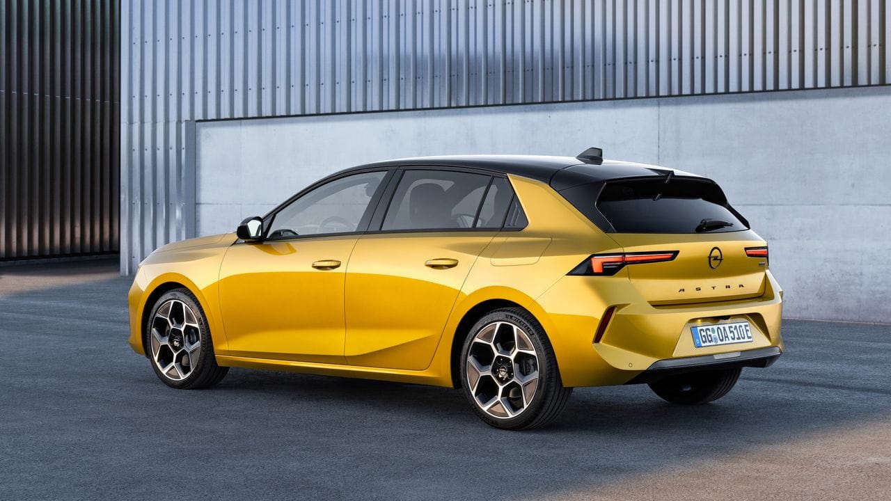 2022 lässt Opel wieder eine neue Generation des Astra vom Stapel - auch als Kombi namens Sports Tourer.