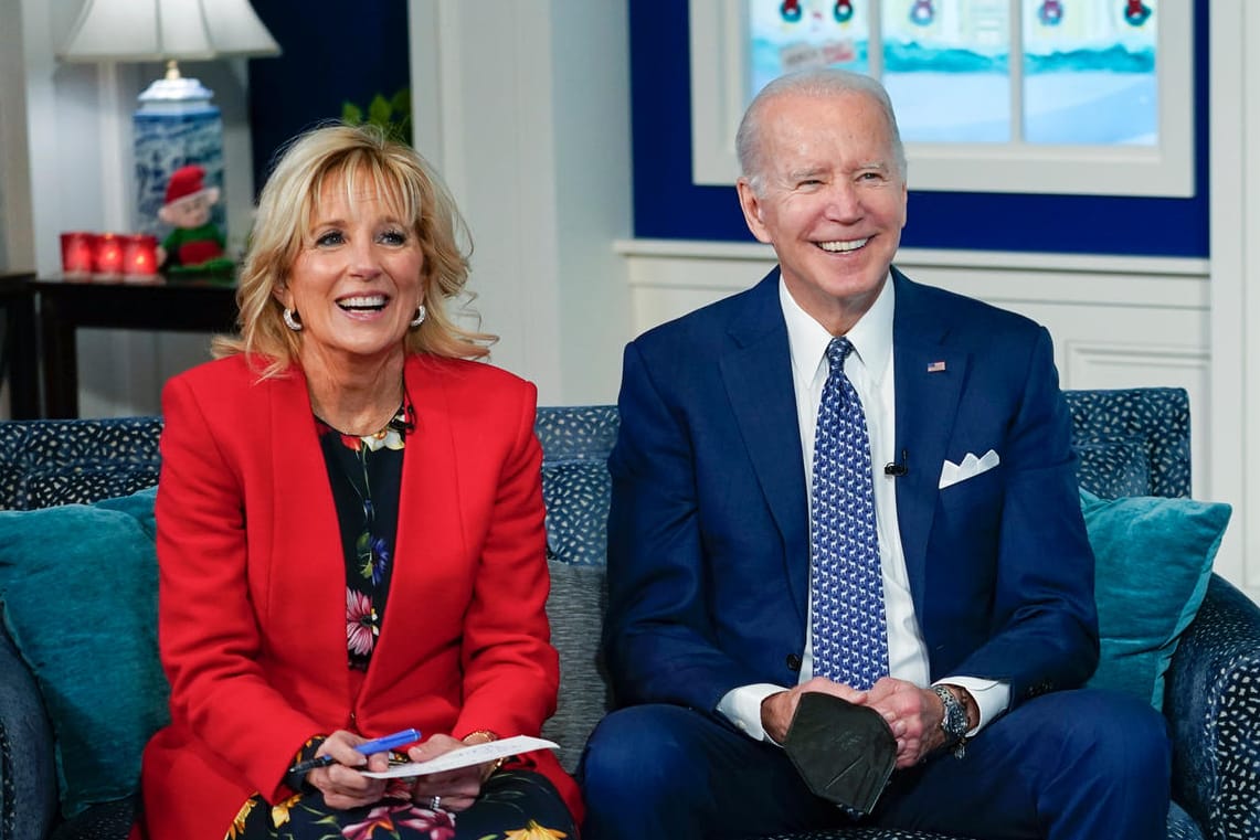 US-Präsident Joe Biden und seine Frau Jill im Weißen Haus: Sie riefen am Heiligabend Familien den in den USA an.