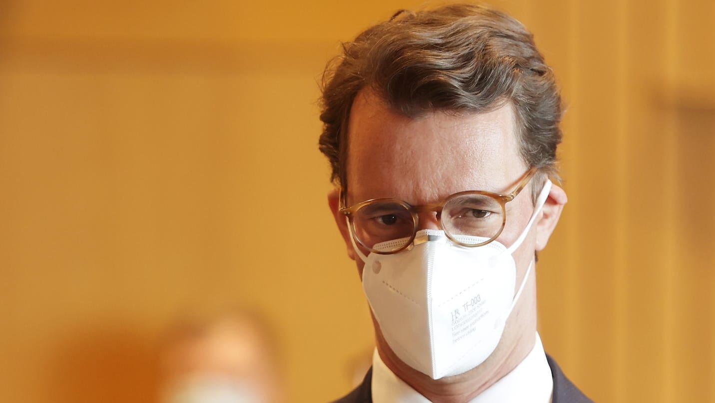 NRW-Ministerpräsident Hendrik Wüst auf dem Weg zu einer Anhörung (Archivbild): Er rechnet auch 2022 mit Einschränkungen für Bürger.