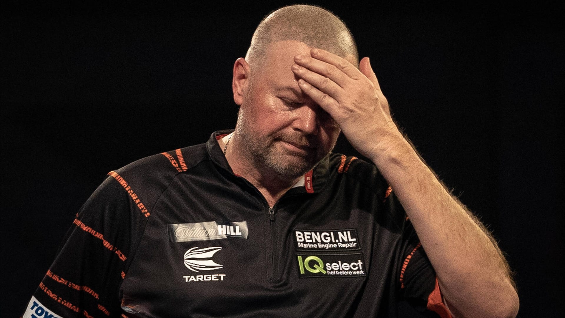 Raymond van Barneveld: Der mehrfache Weltmeister ist aus der WM ausgeschieden – und ist zudem positiv auf das Coronavirus getestet worden.