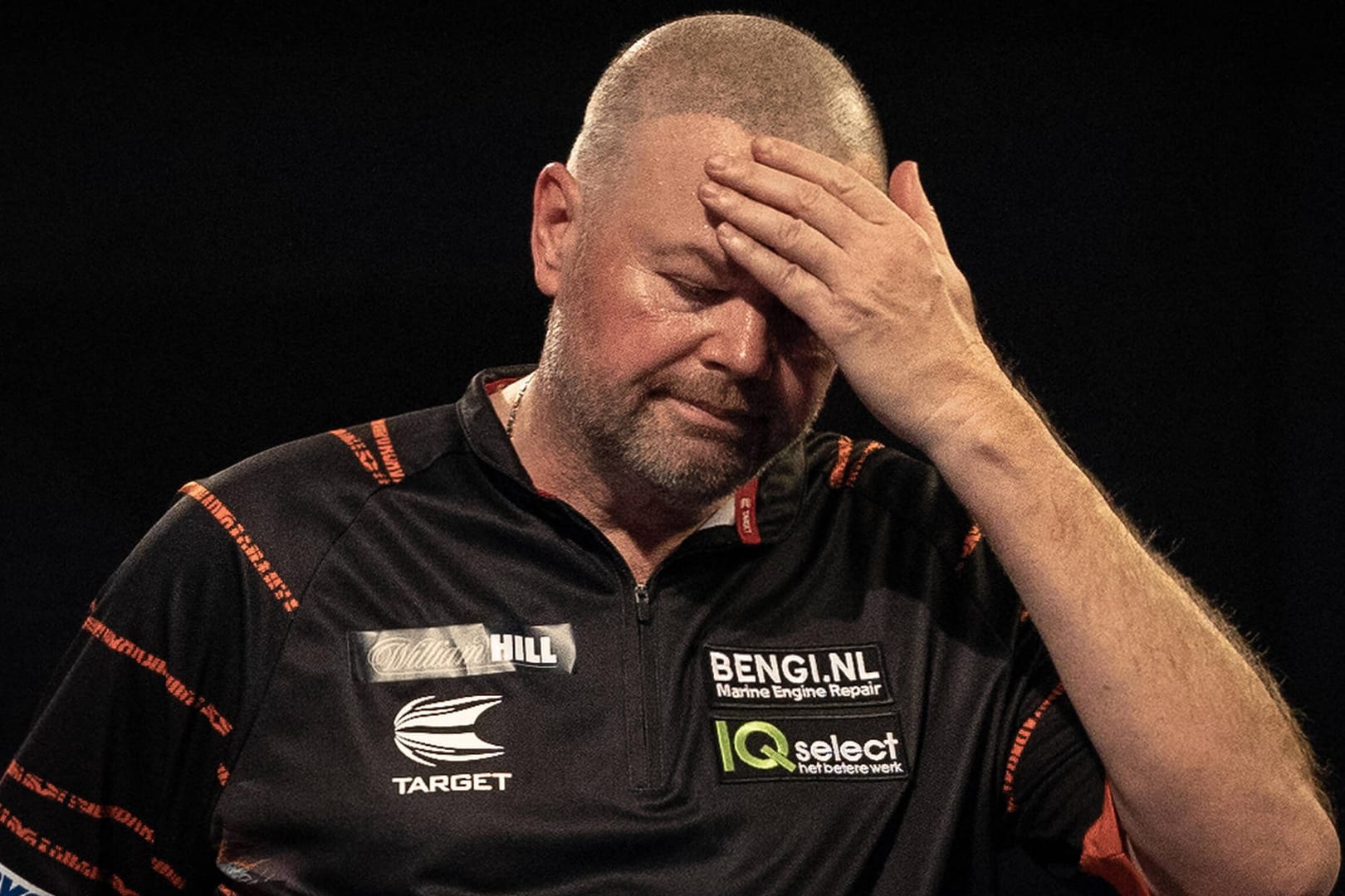 Raymond van Barneveld: Der mehrfache Weltmeister ist aus der WM ausgeschieden – und ist zudem positiv auf das Coronavirus getestet worden.