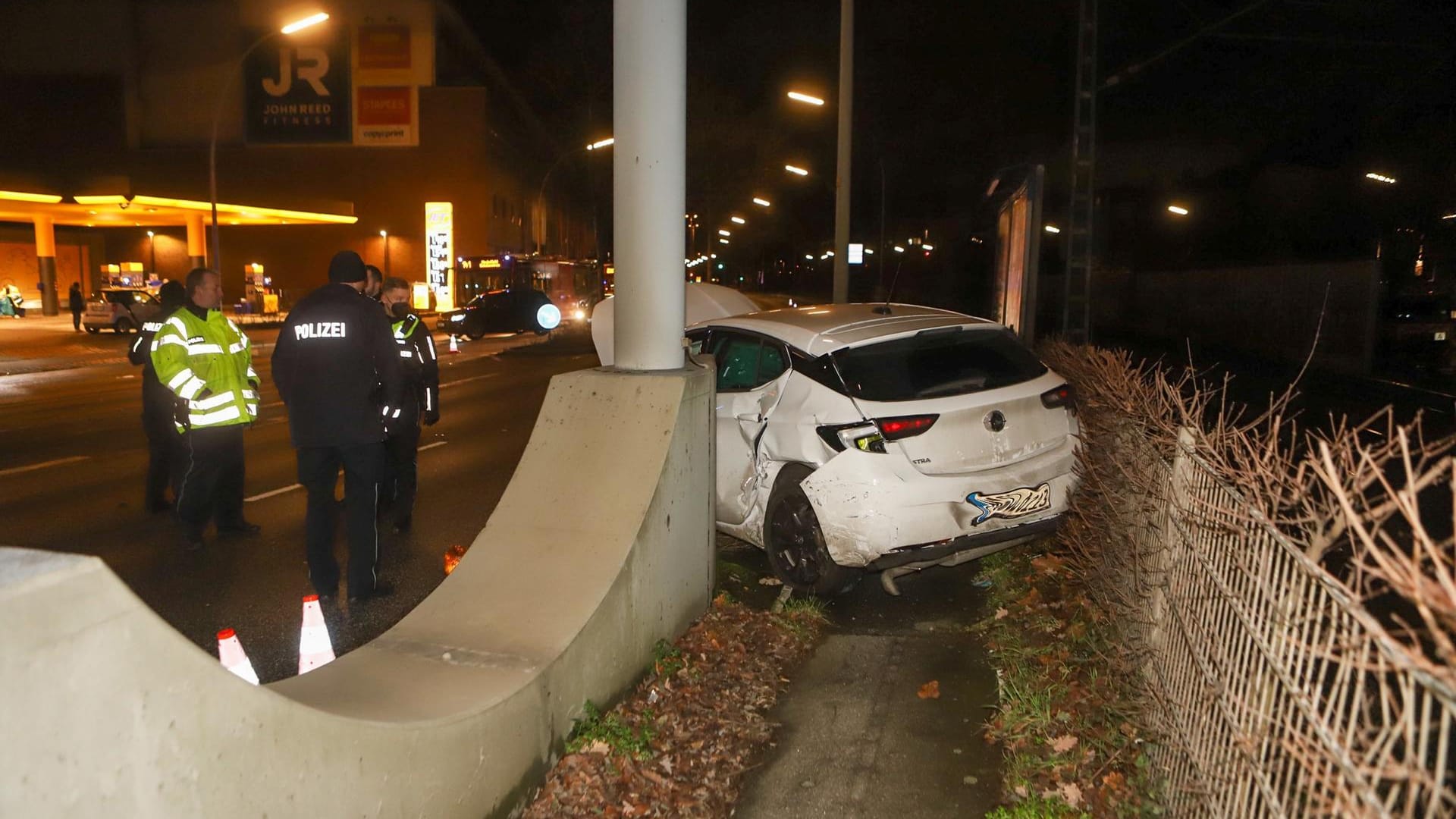 Crash in Hamburg: Der Opel blieb an einer Säule hängen.