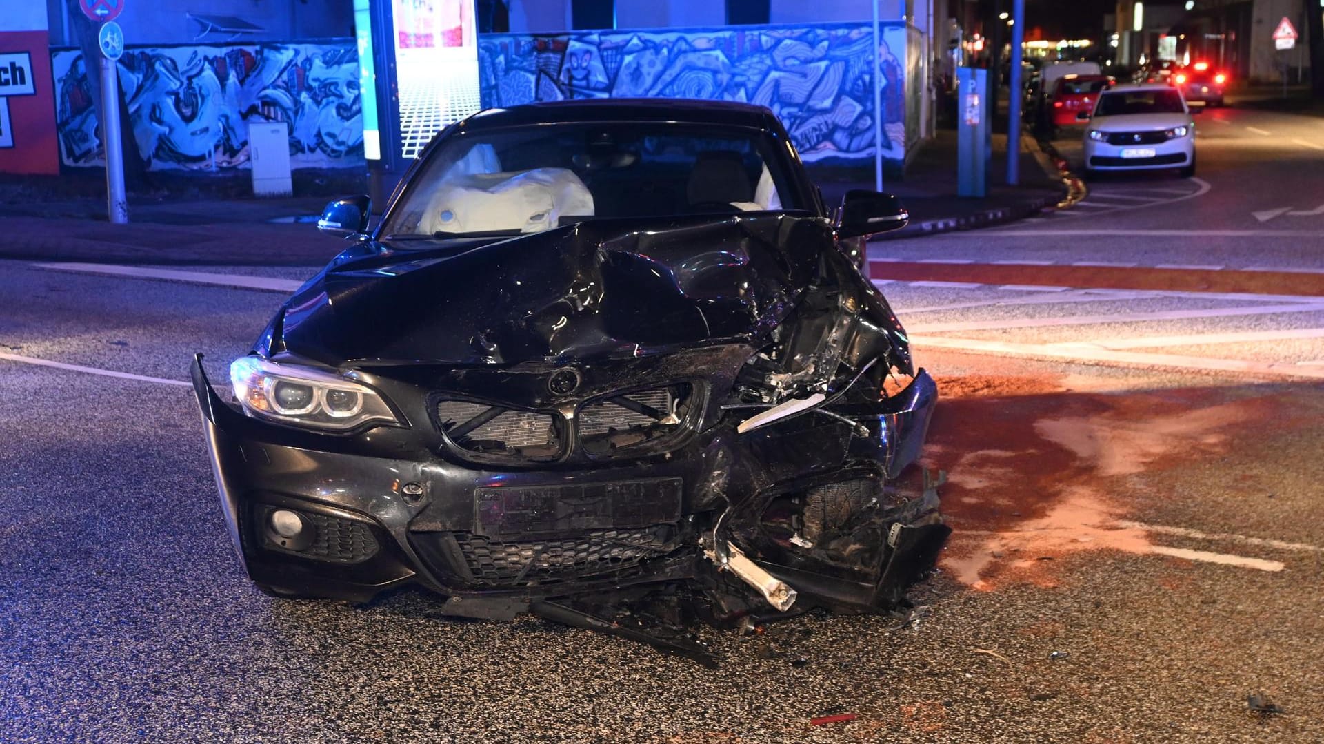 Bei dem Unfall in Harburg schätzt die Polizei den Sachschaden auf 18.000 Euro. Bei dem Unfall in Harburg schätzt die Polizei den Sachschaden auf 18.000 Euro.