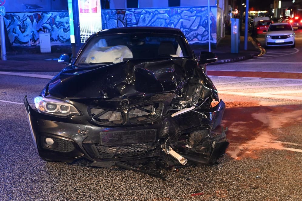 Bei dem Unfall in Harburg schätzt die Polizei den Sachschaden auf 18.000 Euro.