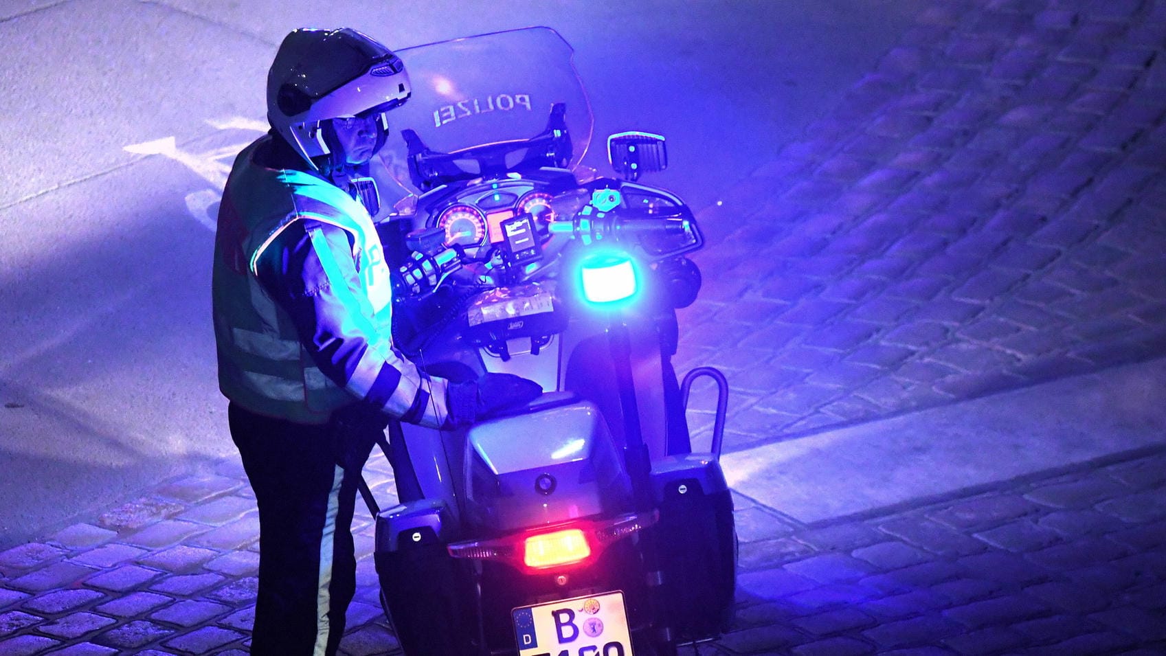 Polizist nachts in Berlin (Symbolbild): Nach einem Übergriff in einem Hostel war die Polizei in Friedrichshain im Einsatz. Polizist nachts in Berlin (Symbolbild): Nach einem Übergriff in einem Hostel war die Polizei in Friedrichshain im Einsatz.