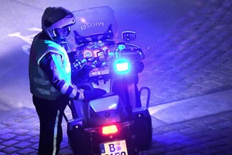 Polizist nachts in Berlin (Symbolbild): Nach einem Übergriff in einem Hostel war die Polizei in Friedrichshain im Einsatz.