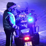 Polizist nachts in Berlin (Symbolbild): Nach einem Übergriff in einem Hostel war die Polizei in Friedrichshain im Einsatz.