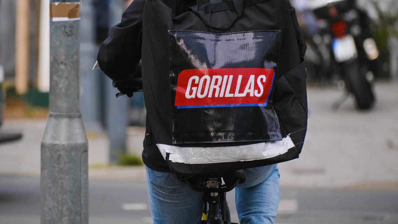 Gorillas-Kurier bei der Arbeit: Der Schnelllieferdienst litt zuletzt unter Personalmangel.