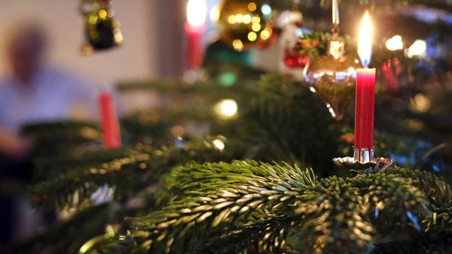 Kerzen brennen an einem Weihnachtsbaum