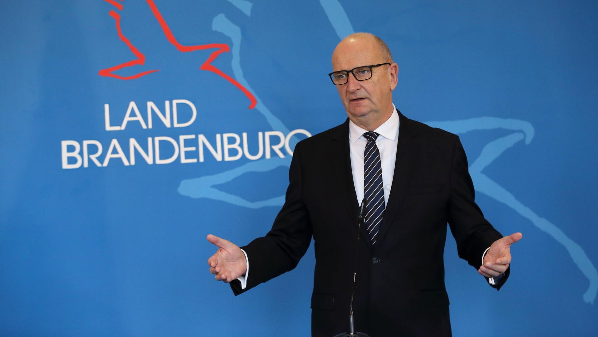 Dietmar Woidke: Brandenburgs Ministerpräsident hat sich dafür ausgesprochen, erst ab Ende Januar über eine mögliche Impfpflicht in Deutschland zu entscheiden. Dietmar Woidke: Brandenburgs Ministerpräsident hat sich dafür ausgesprochen, erst ab Ende Januar über eine mögliche Impfpflicht in Deutschland zu entscheiden.
