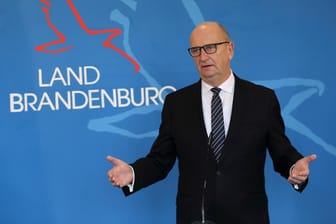 Dietmar Woidke: Brandenburgs Ministerpräsident hat sich dafür ausgesprochen, erst ab Ende Januar über eine mögliche Impfpflicht in Deutschland zu entscheiden.