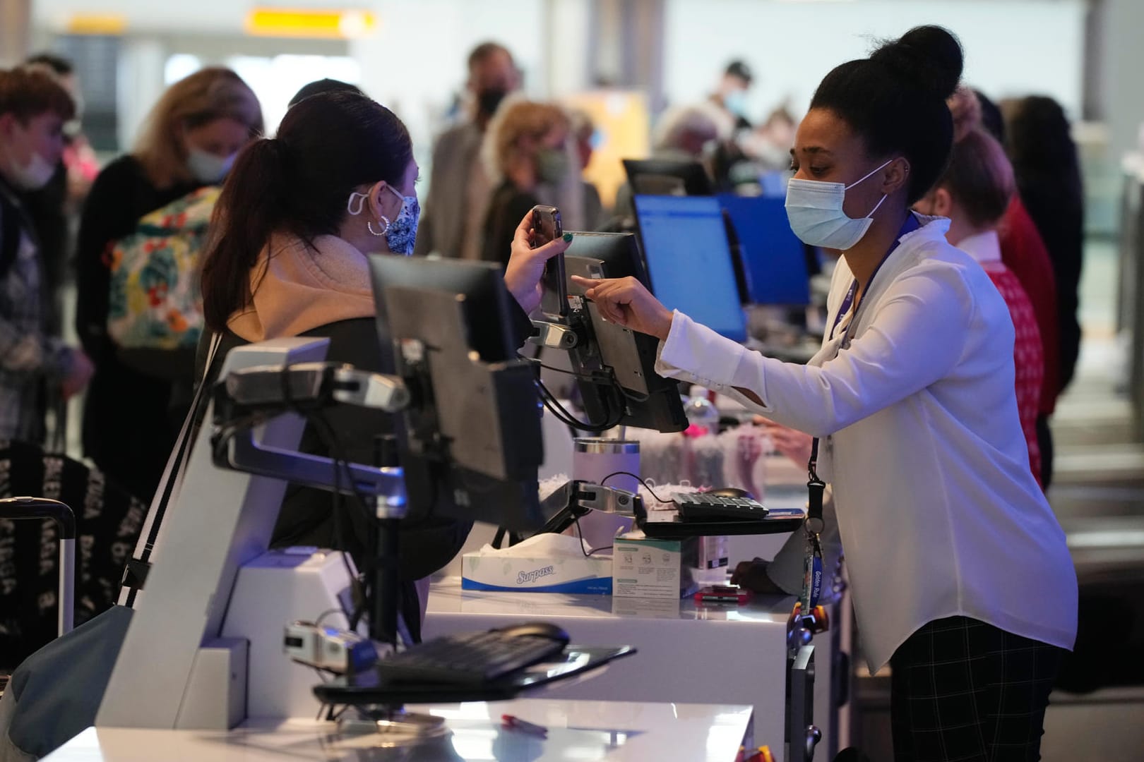 Weihnachtsreisende am Flughafen in Denver: Vor allem in den USA fallen über die Feiertage viele Flüge aus. Weihnachtsreisende am Flughafen in Denver: Vor allem in den USA fallen über die Feiertage viele Flüge aus.