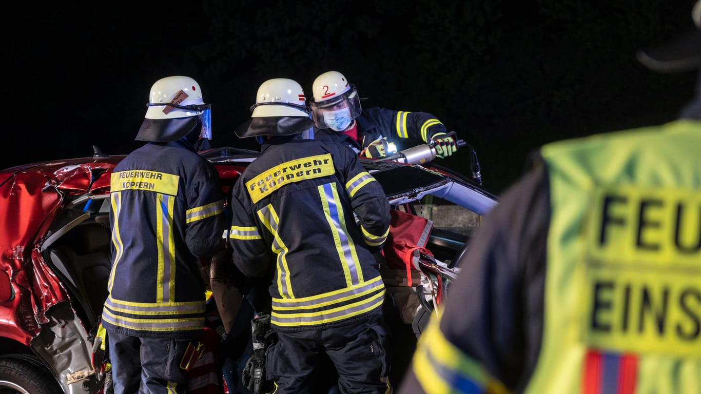 Rettungskräfte im Einsatz auf der A5 (Symbolfoto): Bei einem Unfall an Heiligabend wurden dort mehrere Menschen verletzt.