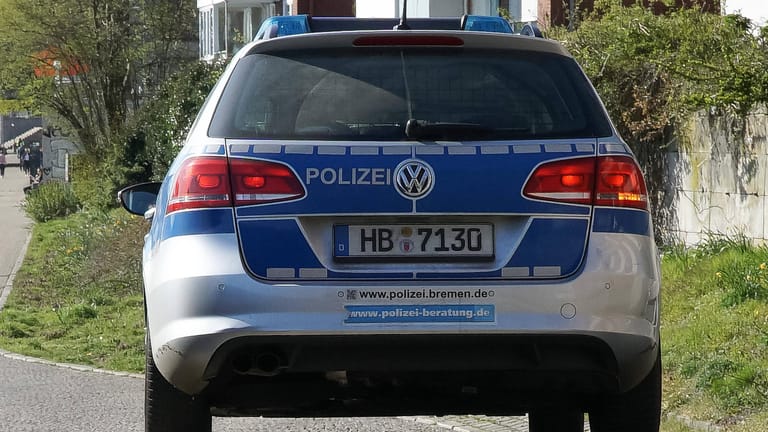 Polizeiwagen in Bremen (Symbolfoto): In Delmenhorst wurde ein Polizist von einem Falschfahrer verletzt.