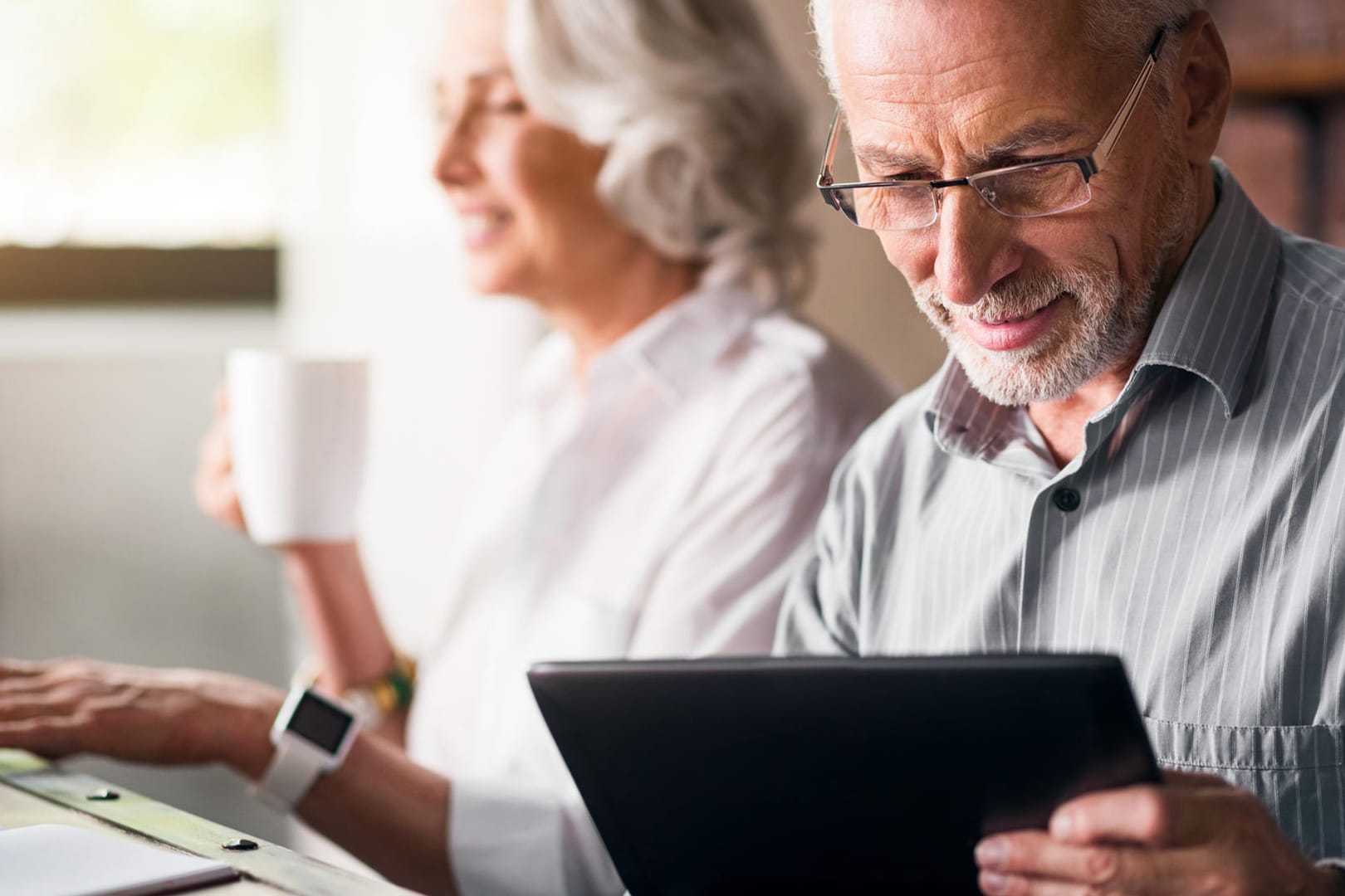Ein älterer Mann bedient ein Tablet (Symbolbild): 2022 können Sie Rentenabschläge günstiger mit Sonderzahlungen ausgleichen. Ein älterer Mann bedient ein Tablet (Symbolbild): 2022 können Sie Rentenabschläge günstiger mit Sonderzahlungen ausgleichen.