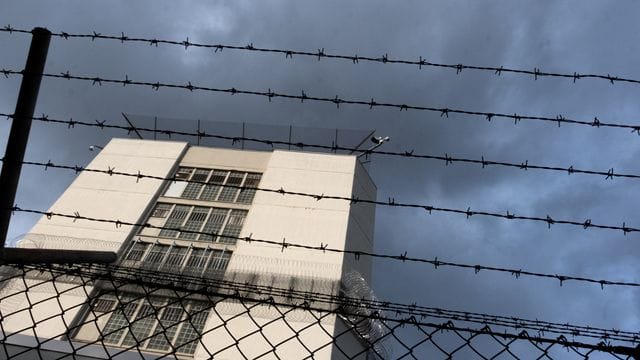 Ein Stacheldrahtzaun umzäunt das Gelände einer Justizvollzugsanstalt (Symbolbild): Teilweise werden die Frauen nach der Geburt verlegt. Ein Stacheldrahtzaun umzäunt das Gelände einer Justizvollzugsanstalt (Symbolbild): Teilweise werden die Frauen nach der Geburt verlegt.