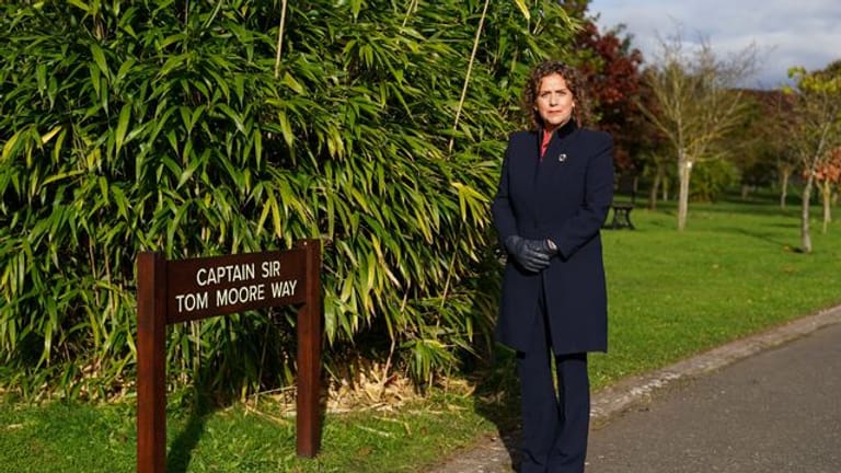 Hannah Ingram-Moore an der Gedenkstätte National Memorial Arboretum auf dem "Captain Sir Tom Moore"-Weg.