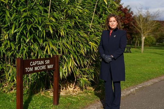 Hannah Ingram-Moore an der Gedenkstätte National Memorial Arboretum auf dem "Captain Sir Tom Moore"-Weg.