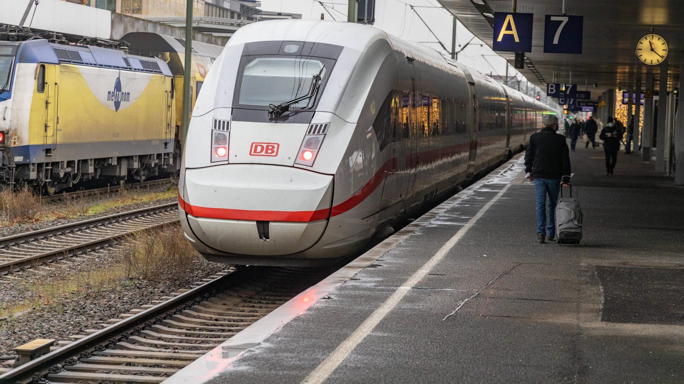 Ein Zug der Deutschen Bahn steht an einem Gleis (Symbolbild): Eines der Mädchen wollte auf dem Gleis den Fahrplan lesen und war ausgestiegen.