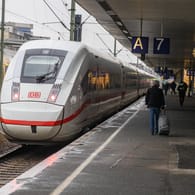 Ein Zug der Deutschen Bahn steht an einem Gleis (Symbolbild): Eines der Mädchen wollte auf dem Gleis den Fahrplan lesen und war ausgestiegen.