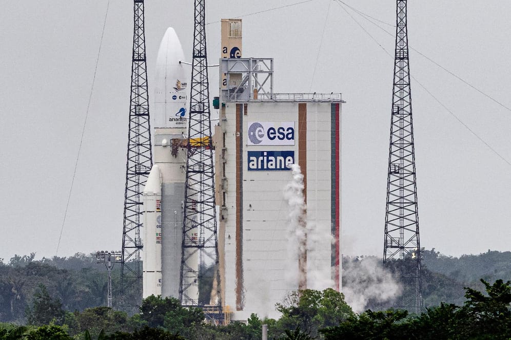 Frankreich, Kourou: Die Ariane-5-Rakete mit dem "James Webb"-Weltraumteleskop der Nasa an Bord steht auf der Startrampe des europäischen Weltraumbahnhofs.