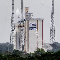 Frankreich, Kourou: Die Ariane-5-Rakete mit dem "James Webb"-Weltraumteleskop der Nasa an Bord steht auf der Startrampe des europäischen Weltraumbahnhofs.