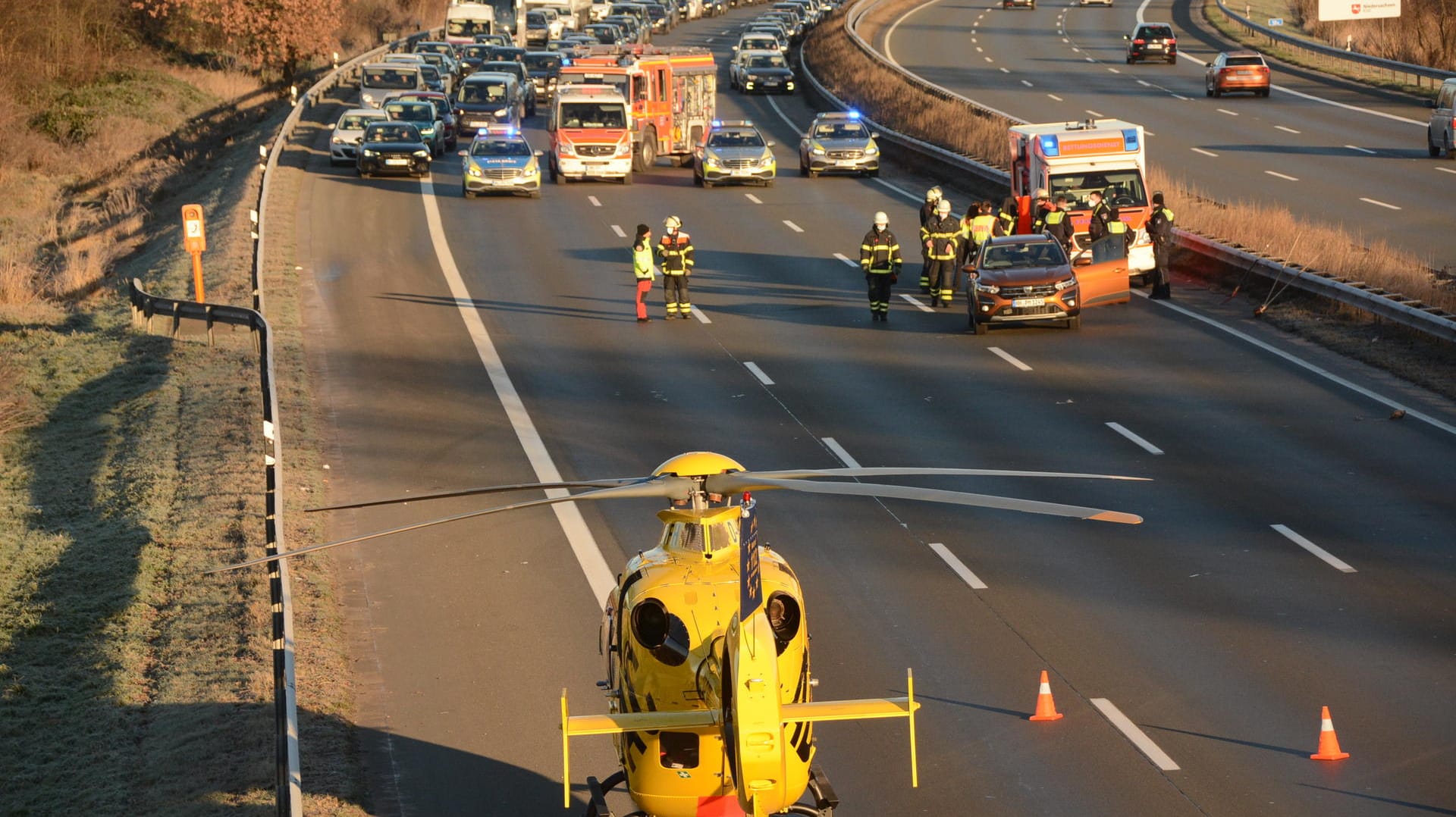 Ein Hubschrauber steht auf der Autobahn 1: Die Strecke musste gesperrt werden.