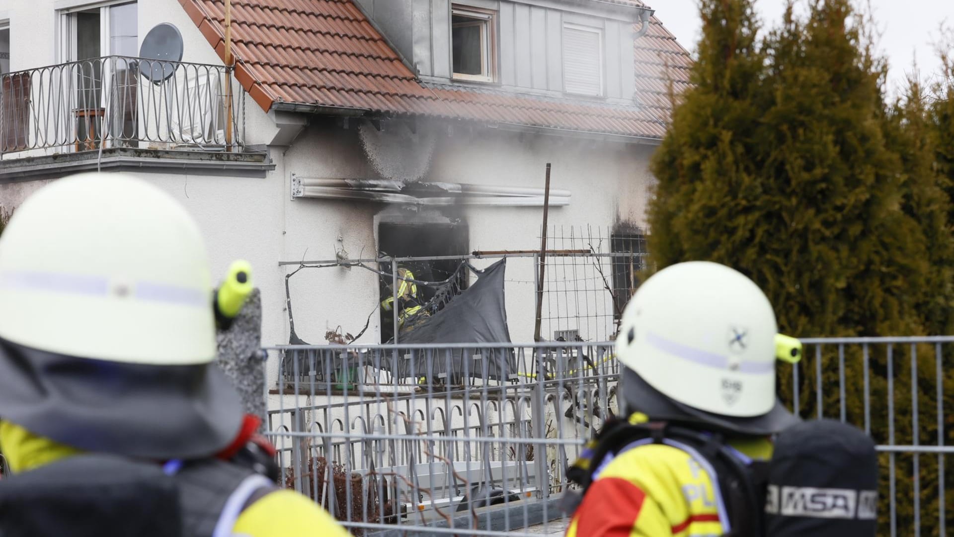 Feuerwehrleute löschen nach dem Wohnhausbrand die Glutnester: Nach ersten Erkenntnissen ist bei dem Brand eine Person gestorben. Feuerwehrleute löschen nach dem Wohnhausbrand die Glutnester: Nach ersten Erkenntnissen ist bei dem Brand eine Person gestorben.
